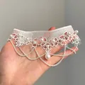 Gros plan d'un ras-du-cou en dentelle blanche rétro avec perles et pampilles de chaînes - Ras-de-cou à Franges Perles Artificielles en Dentelle Blanche (PX6432)