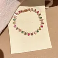 Detailansicht eines luxuriösen Designer-Armbands mit bunten Regenbogen-Edelsteinen - Roségold-Bunt