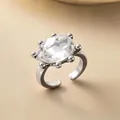 Eleganter, silberfarbener, verstellbarer offener Ring mit großem facettiertem ovalem Stein - Silber-Weiß