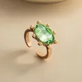 Eleganter goldener offener Ring mit einem großen ovalen grünen Edelstein als Highlight - Gold-Grün
