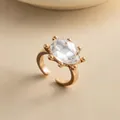 Eleganter goldener verstellbarer Ring mit einem ovalen facettierten klaren Kristall - Gold-Weiß