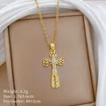 Primo piano di collana a croce placcata oro con pietre bianche e catena 40+5cm - Collana a Croce Svuotata D348 (D348)