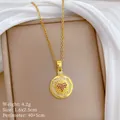 Detailansicht eines Titanstahl-Herzanhängers mit roten und weißen Mikro-Zirkonia-Steinen. - D451 Titanstahlkette Kupferanhänger / Gold