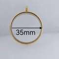 Primer plano de un colgante hueco de acero inoxidable dorado con medida de diámetro exterior - 40mm / Dorado