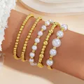 Elegante conjunto de 5 pulseras multicapa con cuentas doradas y perlas blancas para mujer - Estilo mezcla de perlas artificiales / Set de 5 piezas / Dorado