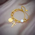 Vergoldetes Edelstahl-Gliederarmband mit Kreuz- und Perlenanhängern, elegante SKU-Ansicht - Kreuz und Perle Gravierte Scheibe Stil (B525)