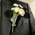 Broche épingle à revers en argent minimaliste avec marguerites fraîches et roses blanches - Broche Fleur Sac en Papier Froissé (WG-1441) / Or blanc