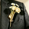 Broche porte-bouquet dorée élégante avec fleurs fraîches sur costume - Broche Fleur Tubulaire en Entonnoir (7736) / Or KC