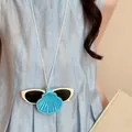Eleganter blauer Brillenhalter aus Leder in Muschelform als multifunktionale Modeschmuck - Halskette / Blau