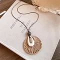 Collier ethnique vintage avec pendentif tissé, perle en bois et insert goutte blanche - Style avec Accent en Résine en Forme de Goutte / Collier Goutte d'eau Café