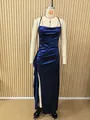 Detailansicht eines dunkelblauen Satin-Kleides mit elegantem Schlitz und Trägern - XS / Kleider / Dunkelblau