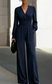 Primo piano dell'elegante scollo a V e della vita stretta di questa tuta blu navy larga - XS / Tute intere / Blu scuro