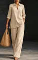 Set due pezzi in lino beige con maglia scollo a V e pantaloni larghi sulla modella. - Taglia S / Top E Pantaloni / Kaki