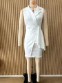 Detailansicht eines weißen ärmellosen V-Ausschnitt-Kleides mit Rüschendetails am Mannequin - XS / Kleider / Weiß