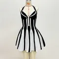 Vista detallada de un vestido bandage a rayas blancas y negras con cuello halter y falda - S / Vestidos / Negro