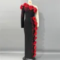 Vista detallada de rosas rojas 3D y detalles de pedrería en un vestido negro de un hombro. - S / Vestidos / Negro
