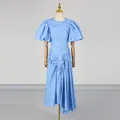 Dettaglio di un abito midi blu a pieghe con maniche a sbuffo e orlo asimmetrico elegante - Taglia S / Vestiti / Blu