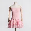 Vestido palabra de honor rosa con bordado inglés, cuerpo nido abeja y volantes - Rosa