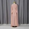 Elegante oudroze avondjurk met vloerlange cape-mouwen op een etalagepop getoond - S / Dresses / Roze