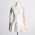 Vestido corto blanco palabra de honor con bordado inglés y detalles de volantes. - Blanco