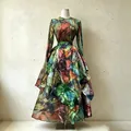 Completo da donna vintage in raso con top a maniche lunghe e gonna stampata irregolare. - Taglia S / Top E Pantaloni / Verde