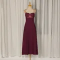 Elegante vestido de noche burdeos con bordado en relieve y tirantes finos detalle - S / Vestidos / Burdeos