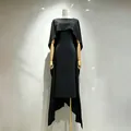 Elegante zwarte avondjurk met een stijlvolle cape-overlay en een nauwsluitend mouwloos ontwerp. - S / Dresses / Zwart