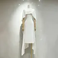 Elegante witte mouwloze maxi-avondjurk met cape-detail getoond op een mannequin - S / Dresses / Wit