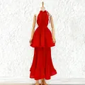Vestido plisado rojo vibrante con cuello halter sin mangas, volantes y diseño de falda de capas. - S / Vestidos / Rojo