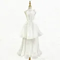 Vista detallada de un elegante vestido largo de tul blanco plisado sin mangas con cuello - S / Vestidos / Blanco
