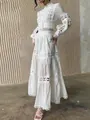 Dettaglio di un set in pizzo vintage francese bianco con eleganti maniche a principessa - XL / Top E Pantaloni / Bianco
