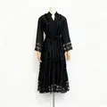 Schwarzes Maxikleid im französischen Vintage-Stil mit Spitzenstickerei und Rüschendetails. - S / Kleider / Schwarz