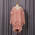 Dettaglio dell'abito rosa a strati con volant e gonna a pieghe in stile palazzo. - Taglia M / Vestiti / Rosa