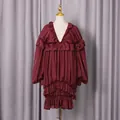 Dettaglio di un abito bordeaux a balze con elegante scollo a V e maniche a palloncino - Taglia M / Vestiti / Borgogna