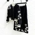 Detalle de conjunto de dos piezas negro para mujer con bordado de rosas blancas y chaqueta. - M / Top Y Pantalón / Negro