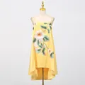 Detailweergave van een gele jurk in Chinese stijl met grote geborduurde bloemmotieven - S / Dresses / Geel