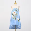 Gedetailleerd overzicht van hemelsblauwe bandjurk met elegant bloemenborduurwerk op mannequin - S / Dresses / Blauw
