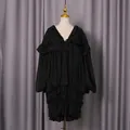 Elegante abito nero oversize a balze con punto smock a strati e maniche a sbuffo lunghe - Nero
