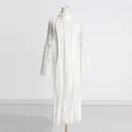 Vue complète de la robe en dentelle blanche style français avec manches évasées élégantes - S / Robes / Blanc