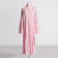 Vue détaillée d'une robe élégante en dentelle rose de style français avec manches cloche - S / Robes / Rose