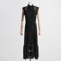 Vue détaillée d'une robe en dentelle noire française montrant les broderies chic - S / Robes / Noir