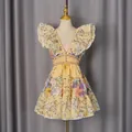 Dettaglio di un mini abito floreale stile francese con scollo a V e maniche a volant. - Taglia S / Vestiti / Giallo