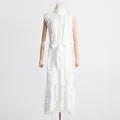 Une robe blanche élégante de style français avec broderie sur un mannequin en bois - S / Robes / Blanc