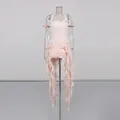 Vista dettagliata dell'abito halter rosa con volant e nappe asimmetriche fluenti. - Taglia S / Set / Rosa