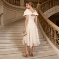 Vista posteriore di elegante set scialle crema e gonna su scala di marmo lussuosa. - Taglia S / Set / Bianco avorio