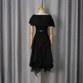 Elegante completo nero due pezzi con scialle asimmetrico e gonna a balze a strati - Taglia S / Set / Nero