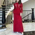 Ensemble deux pièces en dentelle rouge élégant avec broderie florale sur mannequin de luxe - M / Haut Et Bas / Rouge