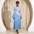 Elegante abito lungo blu chiaro a maniche lunghe con delicato pizzo floreale e polsini a campana. - Taglia S / Vestiti / Blu