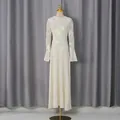 Vista intera di un elegante abito bianco a maniche lunghe con dettagli ricamati. - Taglia L / Vestiti / Bianco