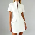 Vestido corto blanco elegante con botones, cuello alto y bolsillos de solapa. - S / Blanco